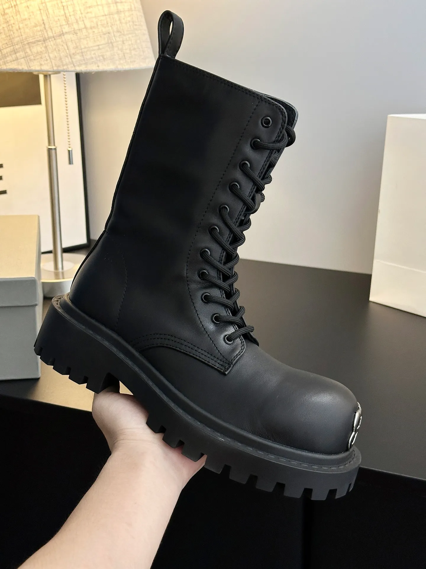 👟👟Ex-factory price 780👟👟 [𝗕𝗔𝗟𝗘𝗡𝗖𝗜𝗔𝗚𝗔Parisian Martin boots] Stomper Derby new big-toe derby shoes. This pair of shoes is simply a dark horse in this year's fashion circle. The exaggerated big-toe design makes people fall in love at first sight! 💖 👟 When I first saw it, I was attracted by the big B logo. It’s so recognizable! 🌟 Wear it, whether paired with skinny jeans or wide-leg pants, you can easily style it and look extremely fashionable! The double B decorative buckle is hand-inlaid with pure copper hardware 👟👟Shoe upper material: full-grain cowhide 👟👟Shoe lining material: water-dyed cowhide 👟👟Sole material: original rubber outsole 👟👟Shoe size selection: women's 35-40 (40 customized)